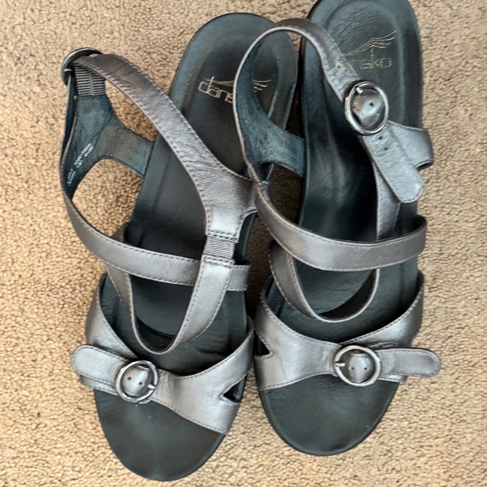 Dansko Wedge Sandals Women 39 Metallic Pewter Leather Strappy Buckle Comfort